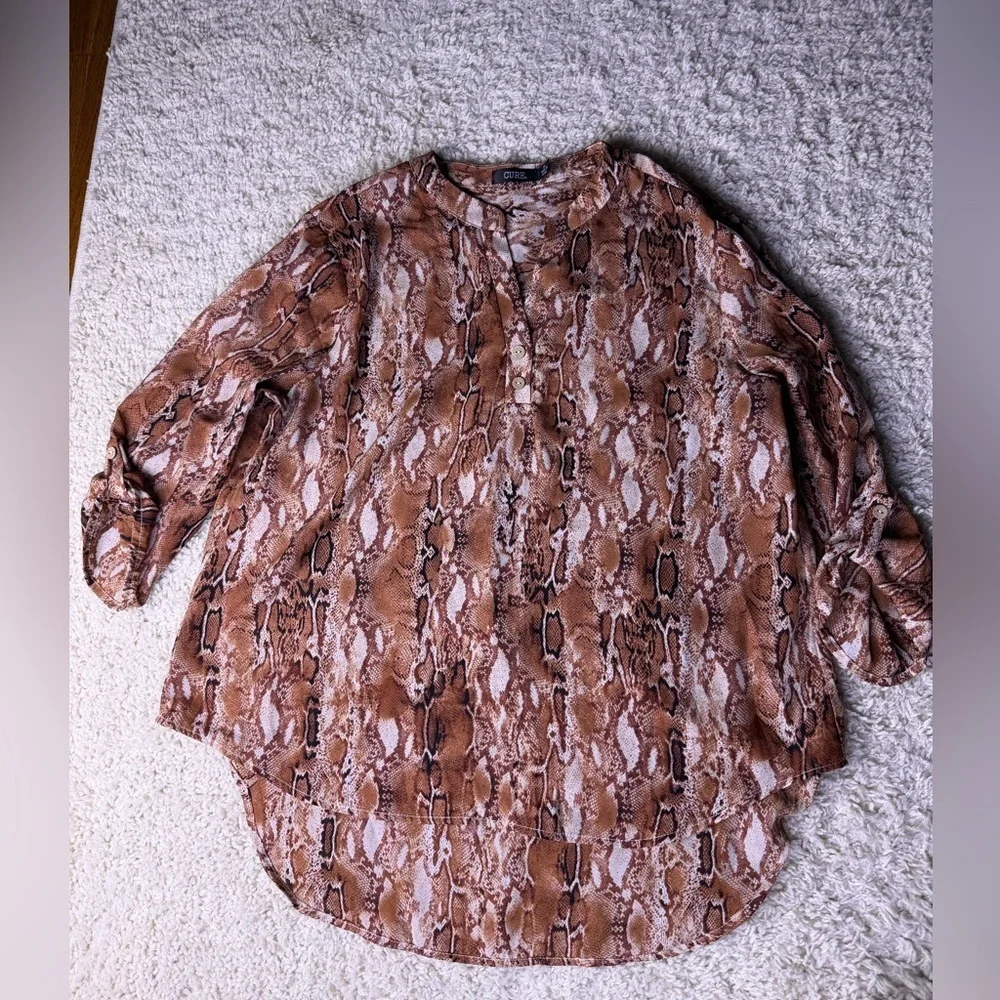 Women's XL Quarter Sleeve Snake Print Blouse